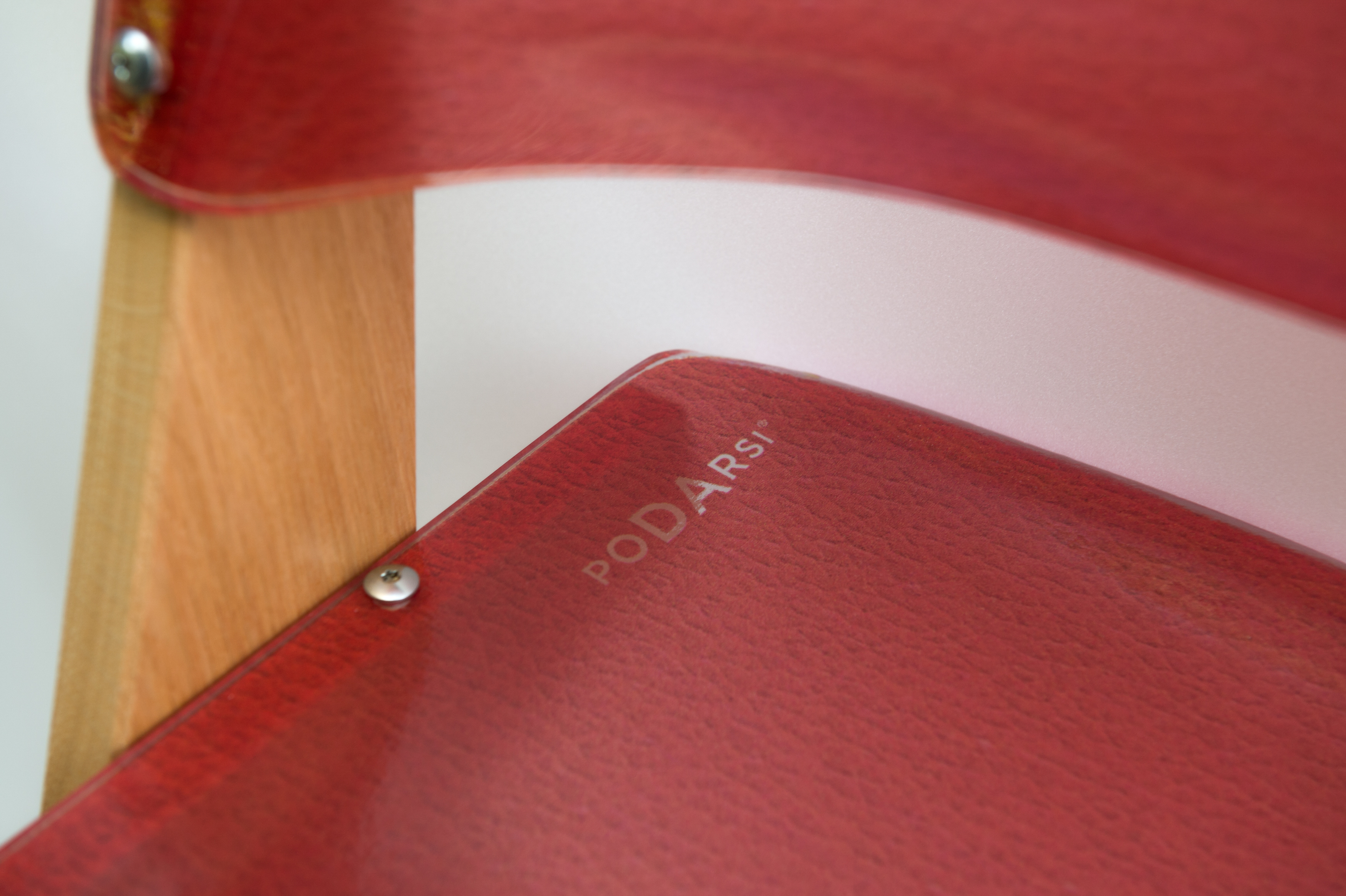 Gros plan sur la chaise réglable Podarsi rouge