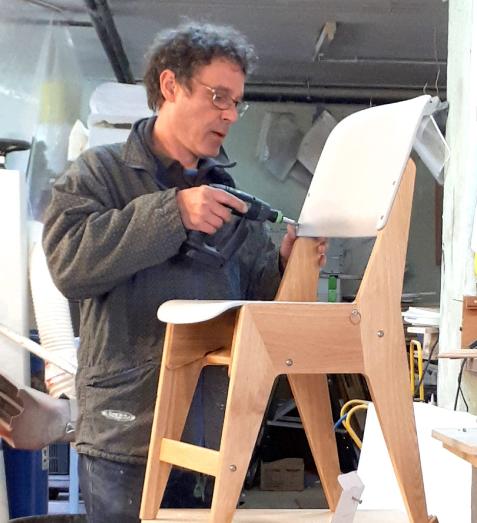 Christophe Morini kiné et orthoprothésiste en train de construire une de ses chaises
